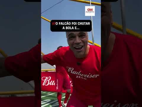 Falcão, lenda do futsal, foi chutar a bola da NFL e... quebrou o para-brisa da van