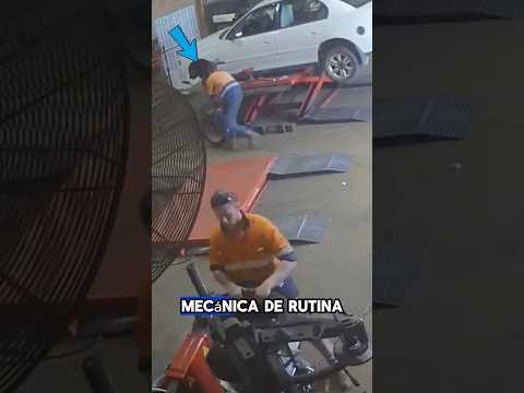 Este mec谩nico descubri贸 algo inesperado 馃槺 #shorts