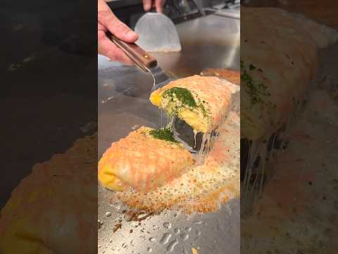 職人が手際良く作る明太チーズオムレツ！