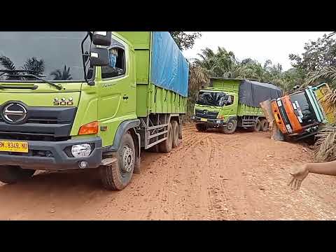 Detik Detik menegangkan Truk Fuso oren 6x4HD 220ps muatan sawit tumbang di tanjakan bukit baling
