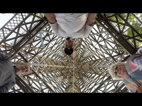 😲 SORPRENDENTE ! UN CORDOBES CONSTRUYÓ UNA REPLICA DE LA TORRE EIFFEL 🔴 EN EL PATIO DE SU CASA