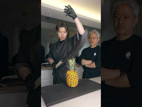 Cut the pineapple with the sharp knife.🔪✨@jikkoshacho #knife #sharpening #sharpener #asmr