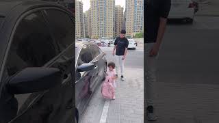 شاهد ماذا فعلت هذه الطفلة الفقيرة عنما وجدت مبلغ كبير بجانب سيارة؟