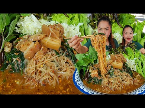 ก๋วยเตี๋ยวหมูสามชั้นตุ๋น พริกจี้30หน่วยเผ็ดกกลิ้น ผักสดแกล้มมาเป็นสวนจ้า