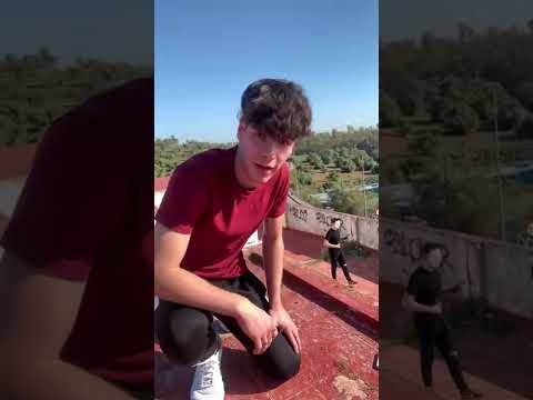 SALTO DESDE UN BALCÓN PARA ESCAPAR DEL ENMASCARADO😰#shorts