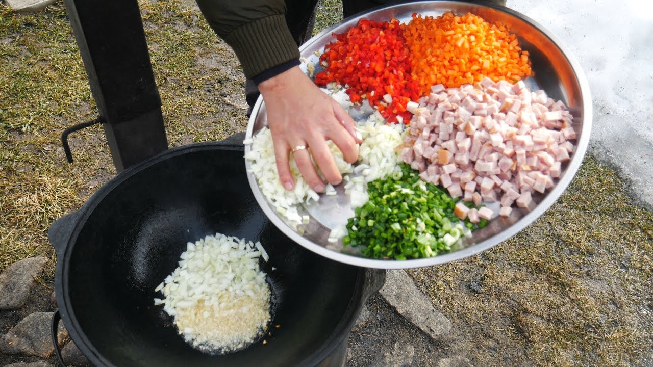 Японский чахан в казане на костре