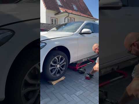 МЕРСЕДЕС😱 ВИСИТ В ВОЗДУХЕ | ПОДЪЕМНАЯ  ПЛАТФОРМА ДЛЯ МАШИН #германия #automobile #shortsvideo