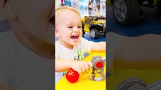 Chris e a mãe descobrem novos brinquedos na loja