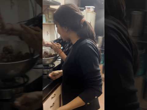Delhi की सर्दी ❄️ aur सासु माँ के नुस्खे 💁‍♀️ #shorts #viral #trending #food #youtubeshorts #foodie