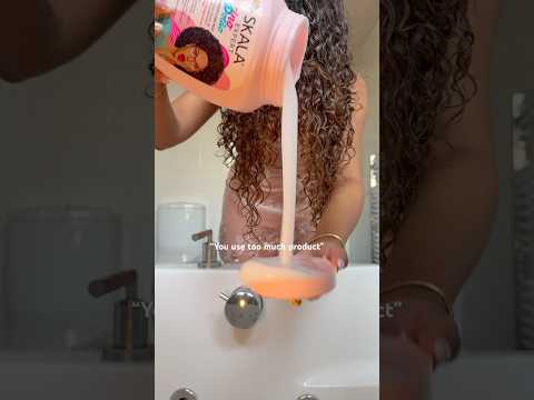 Pink Skala / I pour back any excess don’t worry! #curls #curlyhair #skala #brasil #haircare