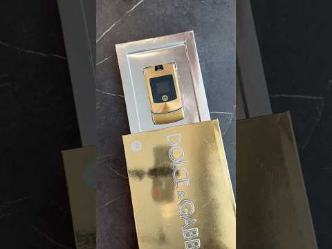Motorola v3 i When tech met high fashion: RAZR x D&G #motorola #v3i #razr #nostalgia #retro