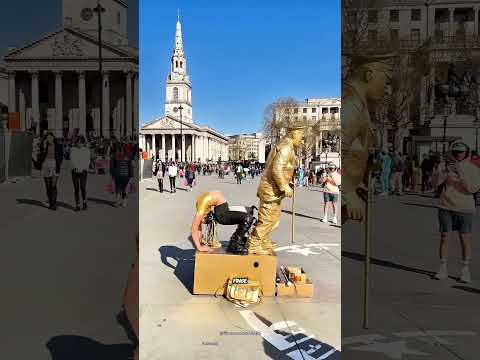 Ella intentó engañar a la estatua pero 😯