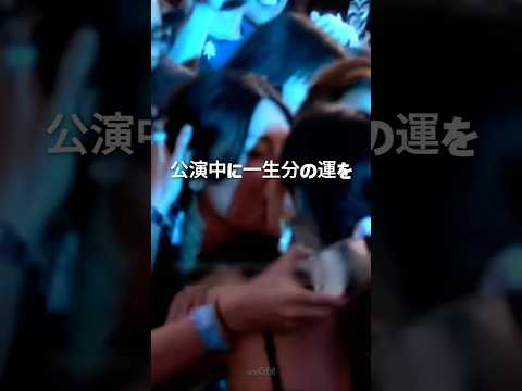 誰にも知られずに何かを着ているアイドル
