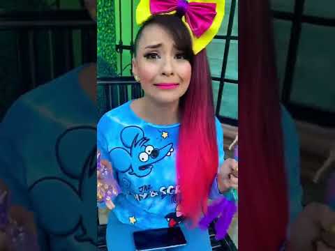 NIÑA MAYOR juega con MUÑECAS