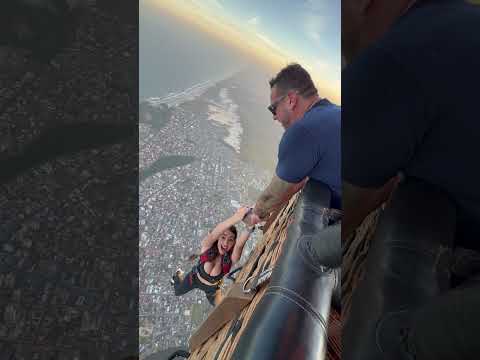 Salto insano de paraquedas sobre uma cidade. Será que algum dia eu lembro? #epic #bucketlist #jump