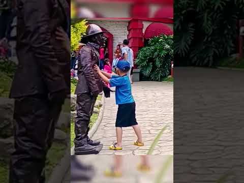 Estátua viva deixa garoto numa situação complicada