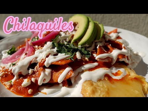 Chilaquiles rojos montados en omelette ¡El desayuno más completo!