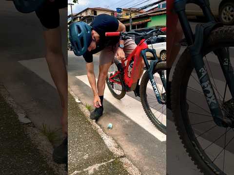 No lugar certo na hora certa. #engraçado #divertido #pegadinha #bike #ciclismos #ciclista