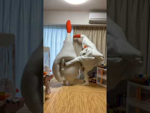 [Disco, Disco! Party, Party!] ちょうどいい音がすると思ったら母でした#viral #goneviral #chickenmom #きぐるみ母さん