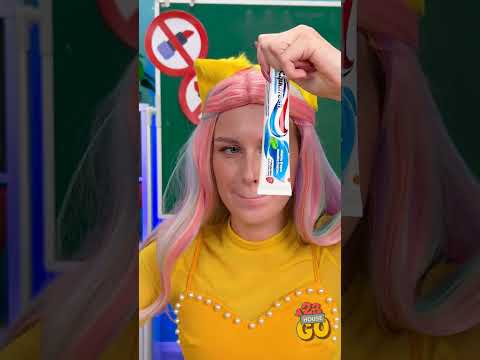 تحدي وضع المكياج السري في معجون الأسنان 🌟