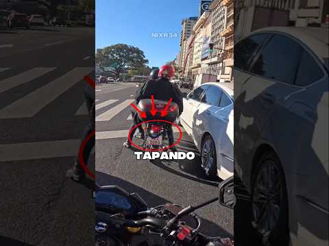 Motociclista tapa su patente y se encuentra un Control Policial (maccmix)