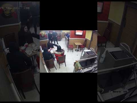 Парни заступились за девушек и наказали беспредельщиков