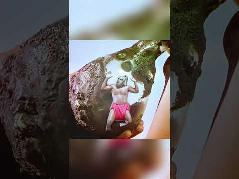 الفتى والعملاق المسجون في القارورة