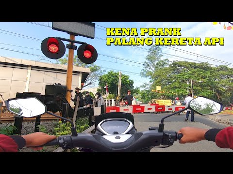 KENA PRANK !! Saat Terjebak Di Palang Perlintasan Kereta Api 😂😂😂