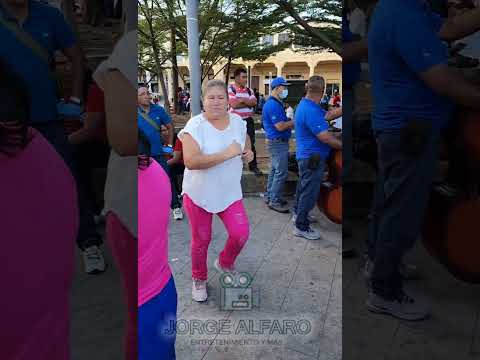 La bailarina sonriente bailando con todo los poderes.