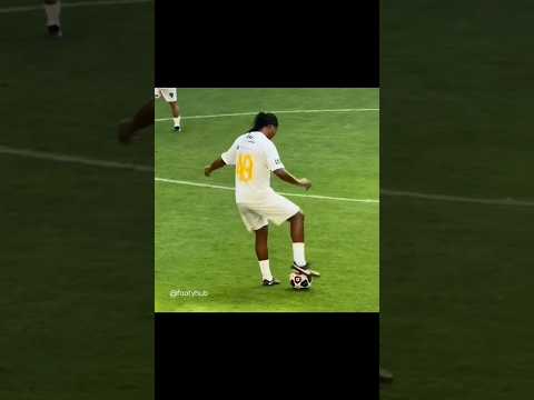 Ronaldinho still got it🥰