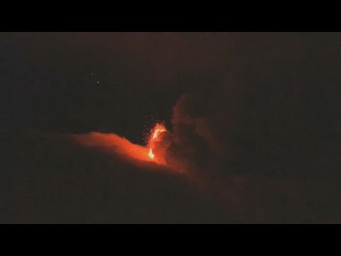 L'Etna torna a dare spettacolo dopo mesi di calma: in cielo una colonna eruttiva di quasi 5 km