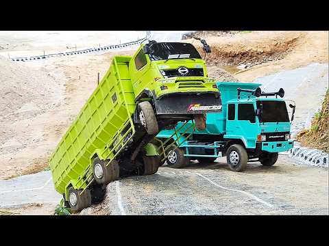 BERNYALI BESAR Sopir Truk Hino 500 ENGKEL Salah Nyalip Truk LAKA LANTAS Truk Fuso Hampir Terguling
