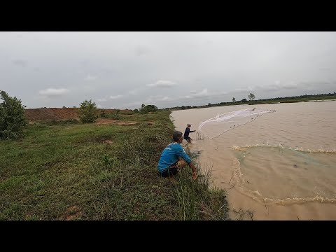 ตึกแห หว่านแห ทอดแห!! วันฝนตก น้ำขึ้นที่หนองกระทุ่ม