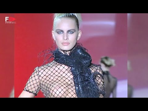 Vintage in Pills VALENTINO Fall 2001 - Fashion Channel