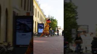 Dino ontsnapt?! 😮 #dinosaurus #ontsnapt #verkleed #politie #achtervolging #humor #kleuters #funny