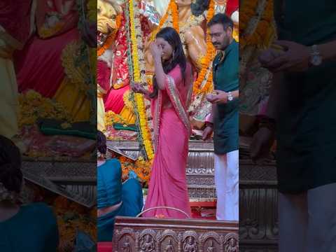 अजय देवगन ने बेटी न्यासा और पत्नी काजोल के साथ मां दुर्गा की पूजा की, बाप-बेटी की खूबसूरत बॉन्डिंग ✨