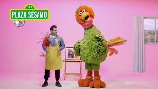 Plaza Sésamo: ¡Abelardo le enseña a bailar al beisbolista Haper Gamboa! | Mueve tus plumas