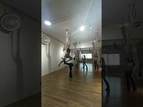 老师教导双人练习过程。＃瑜伽路上一直在坚持