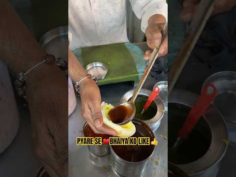 PYARE se Bhaiya ne😱 free me diya vadapav motivational uncle selling hot viral food for comedy girls