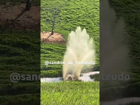 Jogamos um pneu de caminhão morro abaixo e caiu dentro do lago  veja oque aconteceu