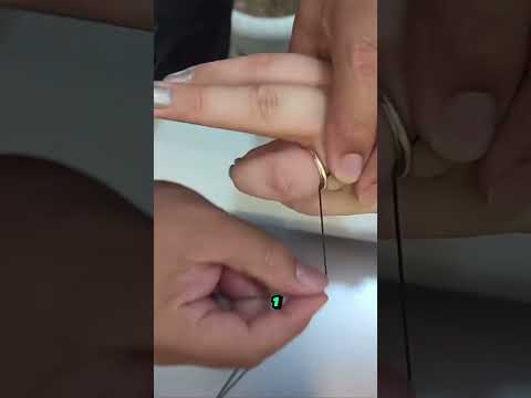 Voici une astuce très simple pour enlever la bague coincée sur votre doigt.