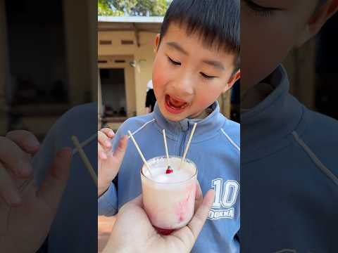 Người mẹ tốt bụng ăn kẹo dâu và kem dâu siêu ngon, ớt cay , tương ớt sự kết hợp hoàn hảo #shorts