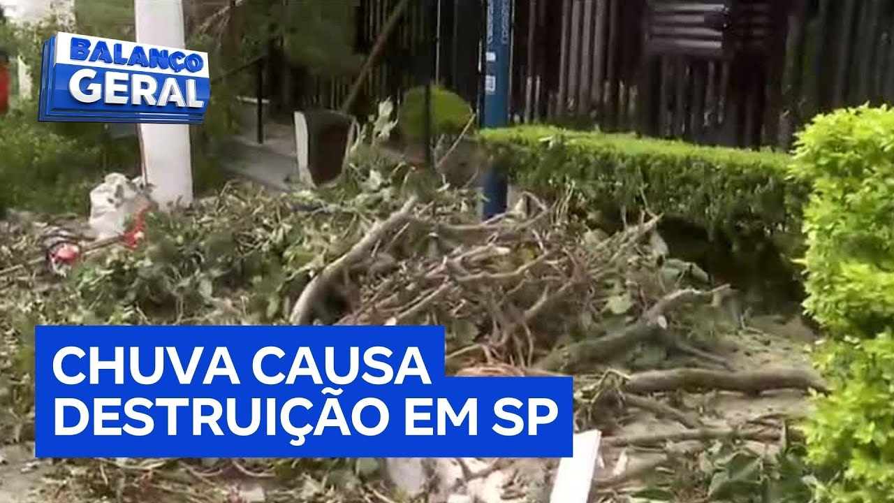 Ruas ficam interditadas e sem energia elétrica durante reparos após temporal em São Paulo