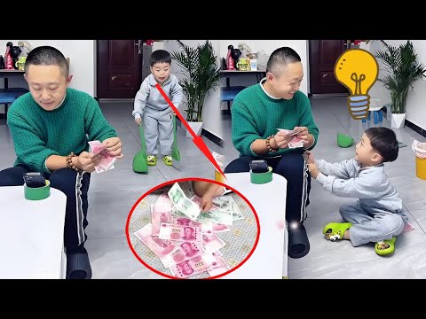 爸爸私房钱掉地下，小米宝赶紧坐下藏好，儿子这下也太机智了#Cute baby#Cute#呆萌小米宝#聪明宝宝#萌娃#整蛊#测试