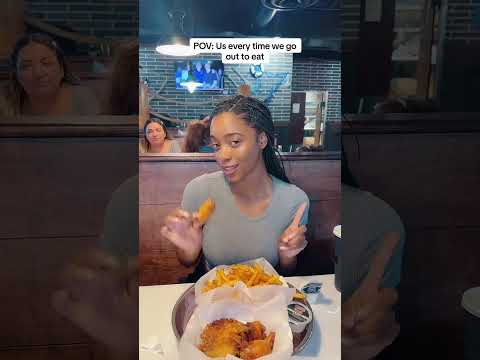 Yes, I ordered wings at a seafood place 😂✋🏽 @mamaandkenn #viral #relatable #funny #momanddaughter