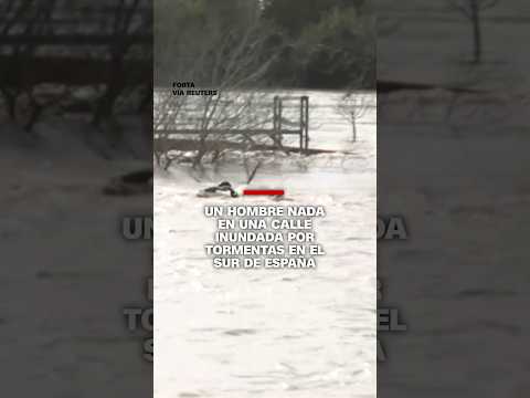 Hombre nada en calle inundada por tormentas en el sur de España
