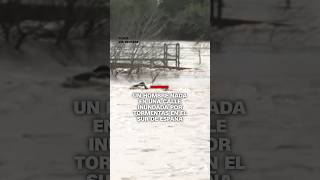Hombre nada en calle inundada por tormentas en el sur de España