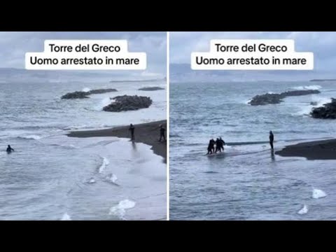 Si tuffa nel mare gelido per evitare la cattura, i carabinieri si lanciano in acqua e lo...