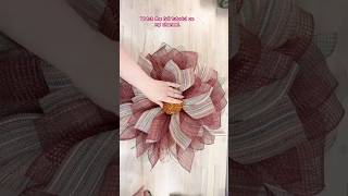How to Make an Easy Fall Flower Wreath with Deco Mesh #fallwreath #flowercraft #craftyideas