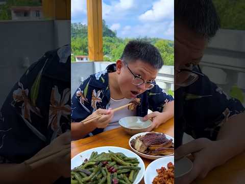 Jolly Used 100% Of His Brain To Steal The Whole Chicken! 🍗😂